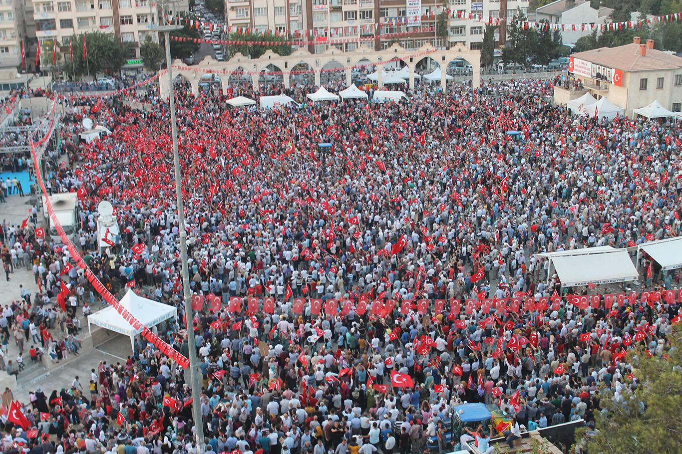 Şanlıurfalılar Rabia Meydanına akın etti Şanlıurfalılar Rabia Meydanına akın etti